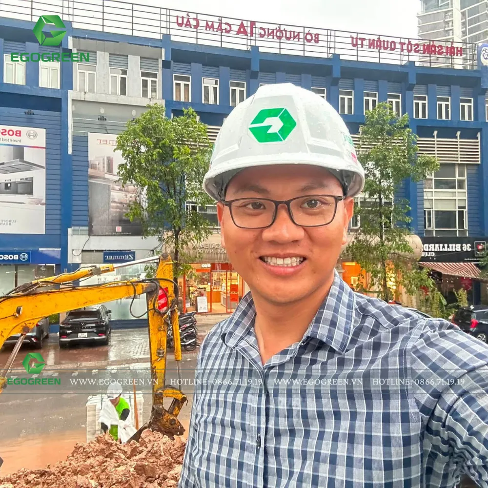 Buổi sáng tại Kepler Tower bắt đầu với công việc chuẩn bị mặt bằng trong điều kiện mưa ẩm.
